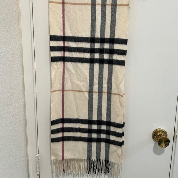 Burberry Cashmere Scarf⁺˚🧣⋆｡°☕✩₊ - Picture 1 of 4